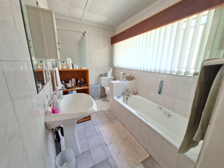 6 Bedroom Property for Sale in Heuwelsig Free State